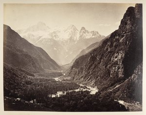 Widok na wąwóz rzeki i naturalny łuk skalny, otoczony drzewami, na Gangesie w Bhaironghati. Album fotografii Indii, głównie autorstwa Samuela Bourne