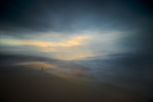 Samotność na Misty Beach autorstwa Santiago Pascual Buye