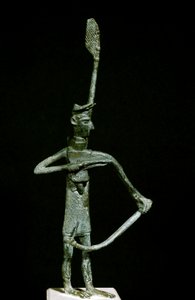 Kultura nuragi (nuraghi) Sardynii: brązowa statuetka łucznika. VIII-VII w. p.n.e. Cagliari, Narodowe Muzeum Archeologiczne, Sardynia, Włochy