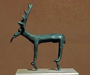 Kultura nuragi (nuraghi) Sardynii: brązowa statuetka jelenia Iglesiasa. VIII-VII w. p.n.e. Cagliari, Narodowe Muzeum Archeologiczne, Sardynia, Włochy autorstwa Sardinia Nuragic Civilization