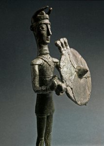 Kultura nuragi (nuraghi) Sardynii: brązowa statuetka wojownika z tarczą. VIII-VII w. p.n.e. Narodowe Muzeum Etnografii Prehistorycznej „Luigi Pigorini”, Rzym