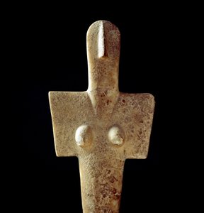 Kultura nuragi (nuraghi) Sardynii: wapienna statuetka bogini matki, idola typu cykladzkiego, z Senorbi (Region Trexenta) datowana na okres prenuragiczny (XX w. p.n.e.) Eneolit. Ciemny. 42 cm Cagliari, Museo Nazionale Archeologico, Sardynia, Włochy