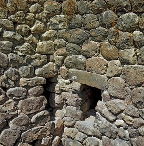 Kultura Nuragi (Nuraghi) Sardyńska: Ruiny miasta Nuragic w megalitycznym miejscu Su Nuraxi: Wieża Królewska. 1100-1050 pne. Handel Sardynia Włochy autorstwa Sardinia Nuragic Civilization
