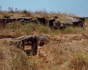 Kultura nuragi (nuraghi) Sardyńska: ruiny miasta przed nuragami na megalitycznym miejscu Anghelu Ruju: centralna wieża. XX w. p.n.e. Alghero, Sardynia Włochy autorstwa Sardinia Nuragic Civilization
