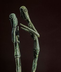 Kultura nuragi (nuraghi) Sardynii: wyrzeźbiona grupa zapaśników z brązu. VIII-VII w. p.n.e. Cagliari, Narodowe Muzeum Archeologiczne, Sardynia, Włochy autorstwa Sardinia Nuragic Civilization