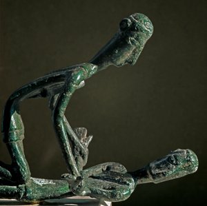 Kultura nuragi (nuraghi) Sardynii: wyrzeźbiona grupa zapaśników z brązu. Z Góry Arcosu. VIII-VII w. p.n.e. Cagliari, Narodowe Muzeum Archeologiczne, Sardynia, Włochy autorstwa Sardinia Nuragic Civilization