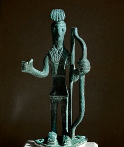Kultura nuragi (nuraghi) Sardynii: statuetka wojownika ciągnącego łuk (brak włóczni) z brązu. VIII-VII w. p.n.e. Cagliari, Narodowe Muzeum Archeologiczne, Sardynia, Włochy autorstwa Sardinia Nuragic Civilization
