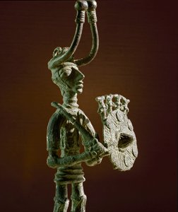 Kultura nuragi (nuraghi) Sardynii: statuetka wojownika z tarczą i mieczem z brązu. VIII-VII w. p.n.e. Cagliari, Narodowe Muzeum Archeologiczne, Sardynia, Włochy