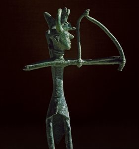 Kultura nuragi (nuraghi) Sardynii: statuetka wojownika ciągnącego łuk z brązu. VIII-VII w. p.n.e. Cagliari, Narodowe Muzeum Archeologiczne, Sardynia, Włochy