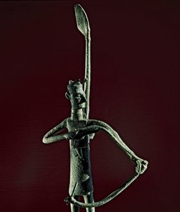 Kultura nuragi (nuraghi) Sardynii: statuetka wojownika ciągnącego łuk z brązu. VIII-VII w. p.n.e. Cagliari, Narodowe Muzeum Archeologiczne, Sardynia, Włochy autorstwa Sardinia Nuragic Civilization