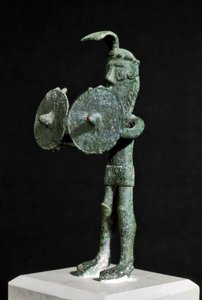 Kultura nuragi (nuraghi) Sardynii: statuetka przedstawiająca demoniczne stworzenie uzbrojone w podwójną tarczę z brązu. VIII-VII w. p.n.e. Cagliari, Narodowe Muzeum Archeologiczne, Sardynia, Włochy
