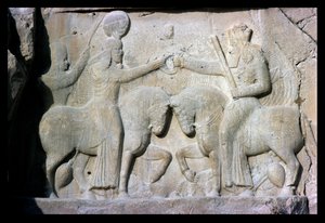 Relief przedstawiający inwestyturę króla Ardashira I (ok. 210-241), założyciela imperium Sassanian w starożytnej Persji (wapień) autorstwa Sasanian