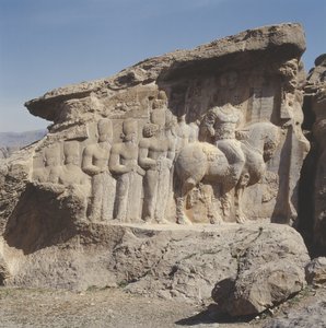 Relief naskalny przedstawiający Szapura I (AD 241-72) i jego rodzinę noszących herby na kapeluszach, z trójjęzycznym napisem na koniu w języku greckim, partyjskim i środkowoperskim autorstwa Sasanian