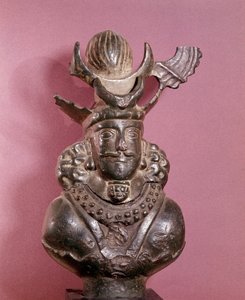Popiersie króla Sasanidów z brązu, nosi strój królewski, którego fryzura z kulą ziemską wsparta jest na rogalikach księżycowych. VI-VII wiek. Kolekcja E. Borowskiego
