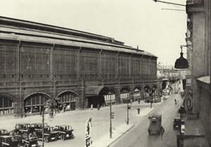 Berlin: Bahnhof Friedrichstrasse; Stacja Friedrichstrasse (zdjęcie czarno-białe) autorstwa Sasha Stone