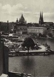 Berlin: Blick über die Spree zum Mühlendamm; Widok na Szprewę i Muhlendamm (zdjęcie czarno-białe) autorstwa Sasha Stone