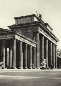 Berlin: Brama Brandenburska; Brama Brandenburska (zdjęcie czarno-białe)