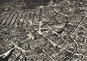 Berlin: Zdjęcie lotnicze starego rdzenia; Miasto widziane z samolotu (zdjęcie czarno-białe)