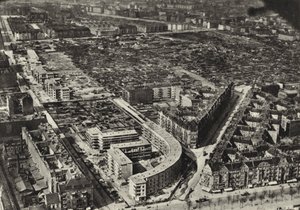 Berlin: Schonlankerstrasse, budynki mieszkalne; Domy mieszkalne (zdjęcie czarno-białe) autorstwa Sasha Stone