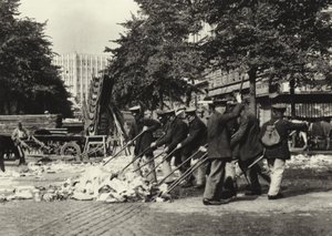 Berlin: Strassenfeger am Wittenberg-Platz; Zamiatacze ulic na Wittenberg Platz (zdjęcie czarno-białe) autorstwa Sasha Stone