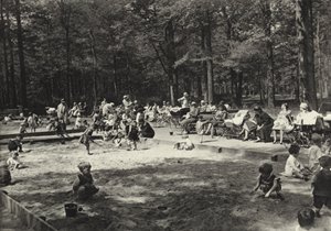 Berlin: Tiergarten (zdjęcie czarno-białe) autorstwa Sasha Stone