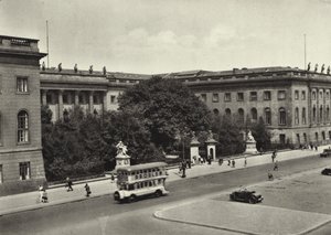Berlin: Uniwersytet; Uniwersytet (zdjęcie czarno-białe) autorstwa Sasha Stone