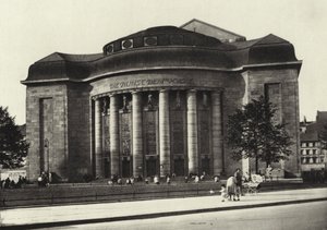 Berlin: Volksbuhne (zdjęcie czarno-białe) autorstwa Sasha Stone