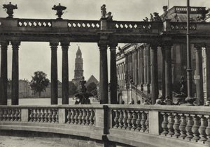 Poczdam, Stadtschloss, Kolonnaden an der Havel; Pałac Miejski, Kolumnady nad Hawelą (zdjęcie czarno-białe) autorstwa Sasha Stone