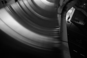 Rysunek przedstawiający zakrzywiony tunel