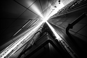 Geometryczna wspinaczka po mieście autorstwa Satoshi Hata