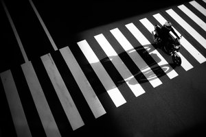 Motocykl na przejściu dla pieszych autorstwa Satoshi Hata