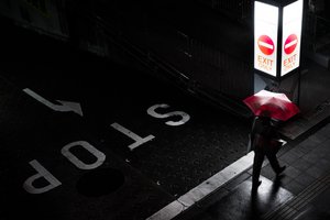 Nocny spacer z czerwonymi parasolami autorstwa Satoshi Hata