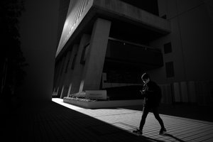 Miejska ścieżka w świetle autorstwa Satoshi Hata