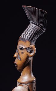 Fragment pięknej harfy Magbetu przedstawiający zwieńczenie głowy z profilu (drewno) autorstwa School African