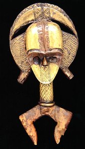 Relikwiarz, kultura Kota (drewno, miedź, mosiądz i żelazo) autorstwa School African