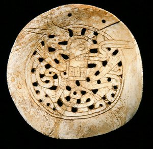 Gorget (muszla morska) autorstwa School American