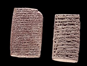 Mezopotamia: Asyryjskie tabliczki (po lewej) umowy handlowej (XIX lub XVIII w. p.n.e.) i babilońskie (po prawej) umowy sprzedaży domu (z XX-XVI w. p.n.e.) z napisem klinowym. Paryż, kolekcja Brieux
