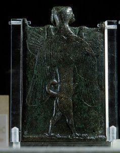 Sztuka Wschodu, Asyria (Mezopotamia): broszura przedstawiająca egzorcyzm (brąz, tył), antyk. Paryż, Musee du Louvre