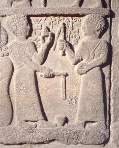 Relief przedstawiający dwóch chłopców bawiących się bączkiem, z Carchemish, Turcja, Neo-Hittite