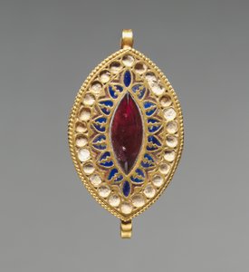 Wisiorek w kształcie migdała, 400-600 (złoto, lapis lazuli, granat i szkło)