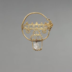 Kolczyk ażurowy, okres wczesnobizantyjski, 600-800 (złoto z koralikiem z kryształu górskiego)