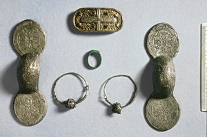 Biżuteria z Camon, Amiens, Somme, Karolingów, VII-X w. (srebro, brąz złocony)