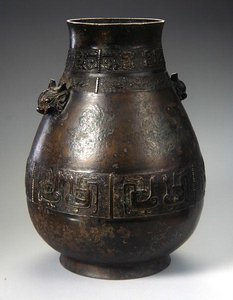 Wazon Hu z dekoracją odlewaną (brąz) (patrz także 272172 i 272173) autorstwa School Chinese