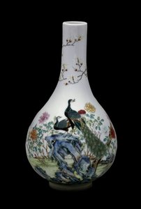 Sztuka chińska: ceramiczny wazon różowej rodziny ozdobiony ptakami (w tym pawiami) i kwiatami. Reguła Qianlong (1736-1795). Paryż, Musee Guimet, Musee National des Arts Asians. autorstwa School Chinese