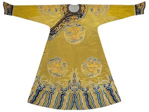 Haftowana szata „Smoka” Qiu Xiangse, Longpao, początek XVIII w. (jedwab) autorstwa School Chinese
