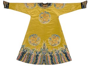 Haftowana szata „Smoka” Qiu Xiangse, Longpao, początek XVIII w. (jedwab) autorstwa School Chinese