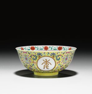 Miska „urodzinowa” z żółtą różą Famille, okres Jiaqing (1796-1820) (ceramiczna) (patrz także 465374) autorstwa School Chinese