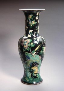 Duża Famille Noire Yen Yen Vase, okres Kangxi (1662-1722) (porcelana) (patrz 272192) autorstwa School Chinese