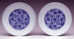 Para spodków ze stylizowanymi kwiatami lotosu, znakiem Yongzheng i okresem 1723-35 (porcelana z niebieską glazurą) autorstwa School Chinese