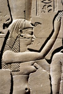 Starożytny Egipt, rzeźba ścienna, bogini Izyda, świątynia Horusa, Edfu, 237-57 p.n.e. (zdjęcie ilustracyjne) autorstwa School Egyptian